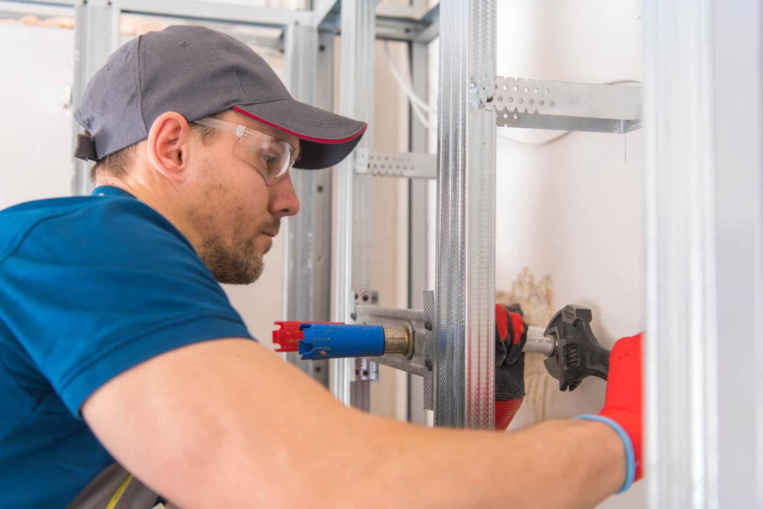 Travaux d'installation sanitaire dans une salle de bain à Saint-Martin-de-l'If